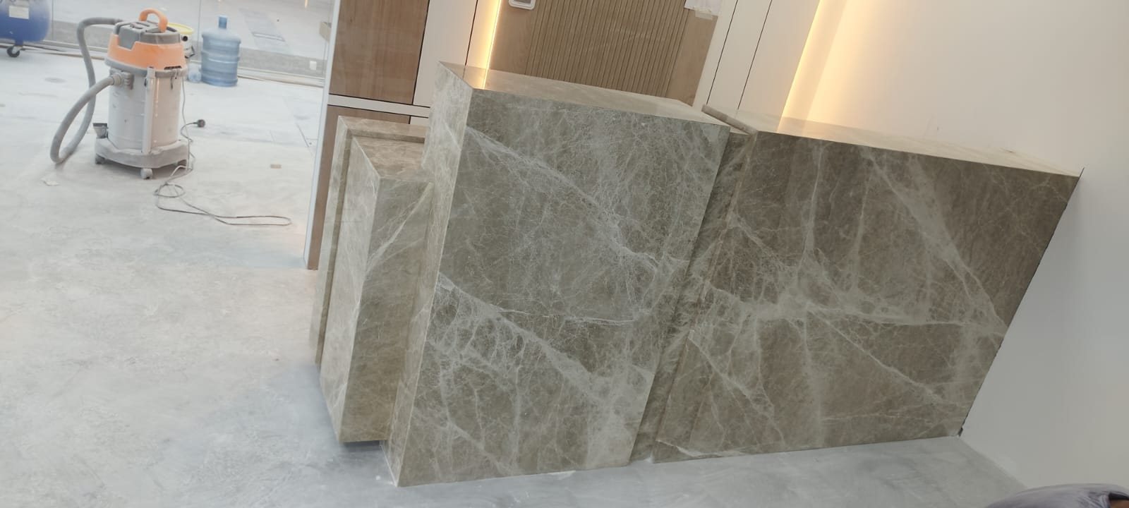 Veined stone cladding during installation (Source photo · piece / installation)
