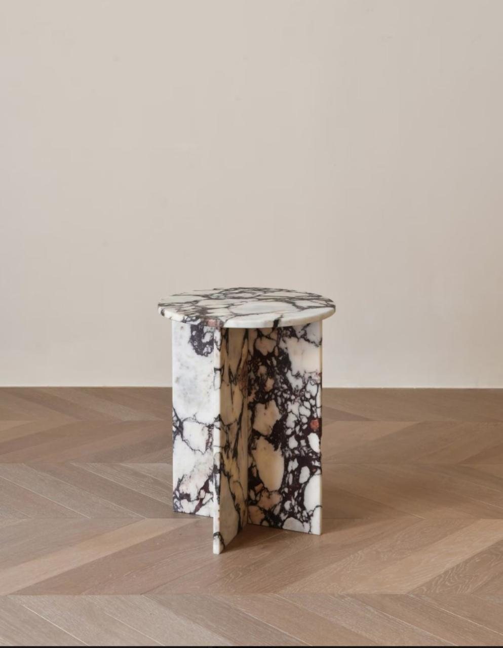 Side table in white stone with violet veining (Source photo · piece / installation)