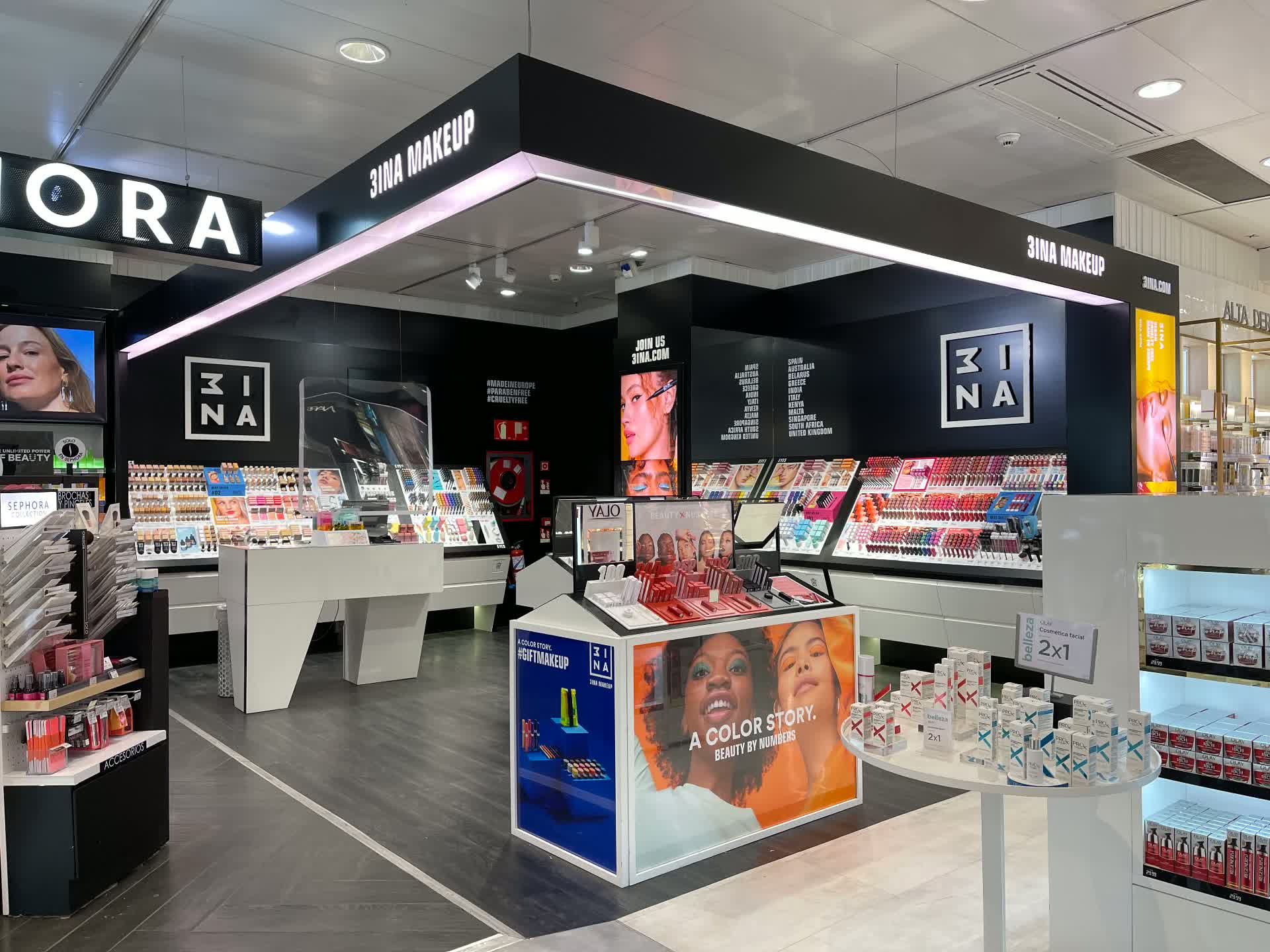3INA makeup corner with black fascia, illuminated perimeter light line and modular display gondolas