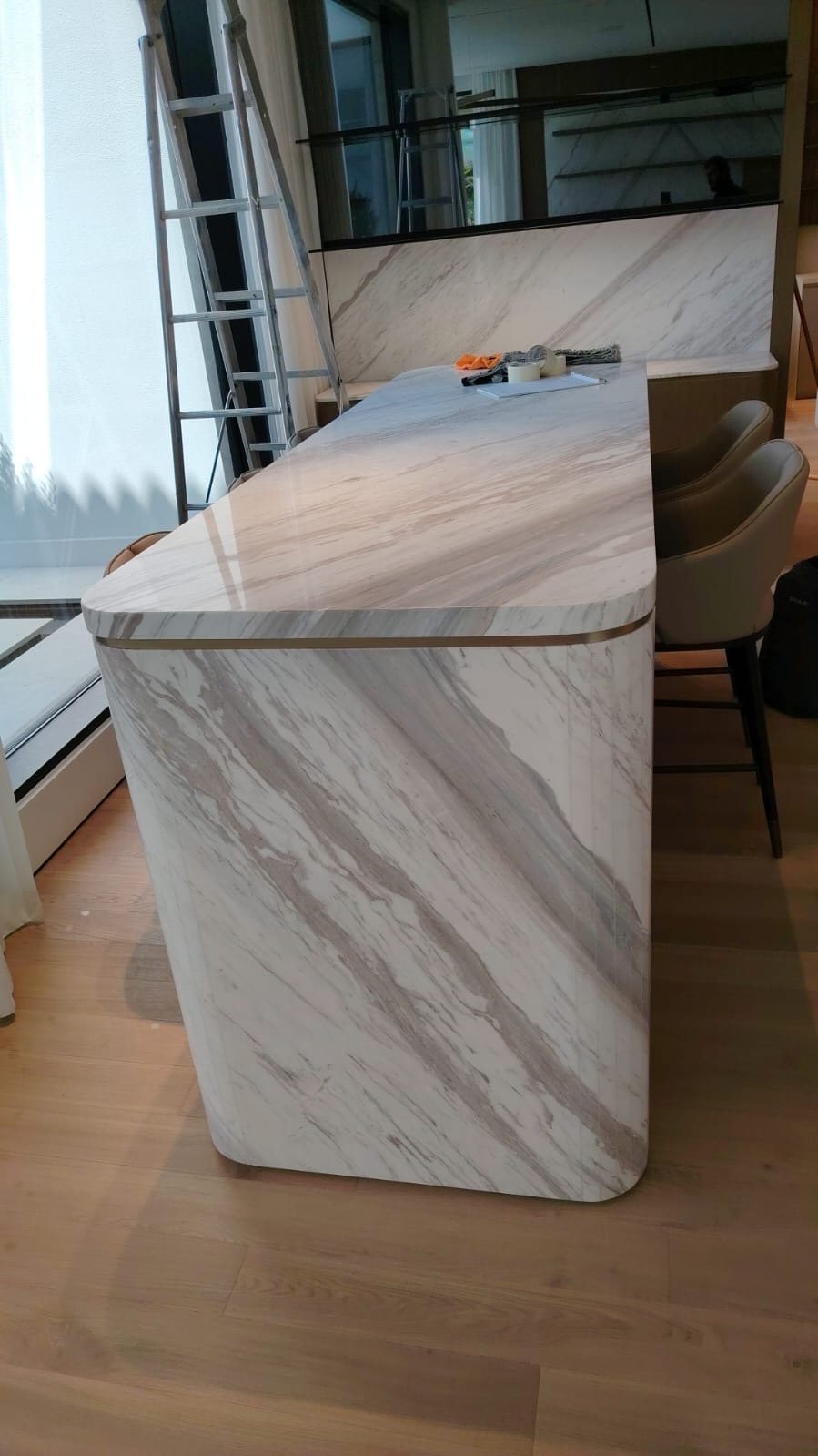 Waterfall island in white stone with diagonal veining