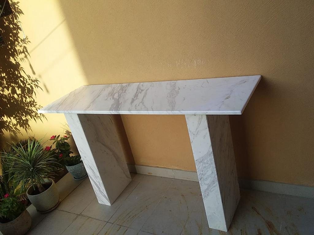 Console in white stone with angled legs (Source photo · piece / installation)
